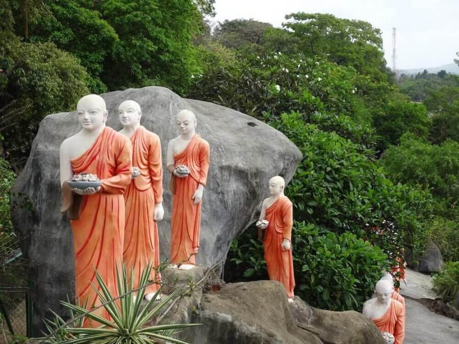 Monks in line 6 days in Sri Lanka