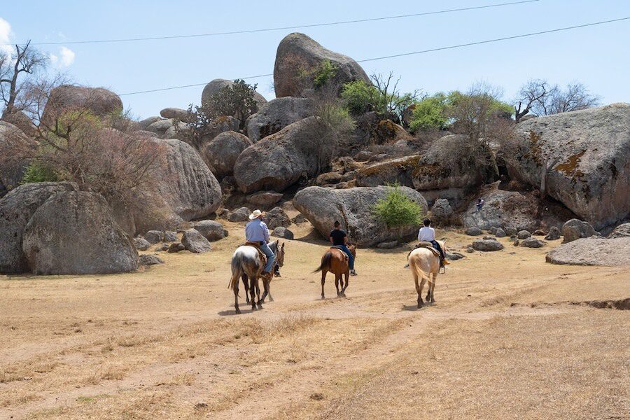 3 people Horseback riding in Tapalpa, Jalisco