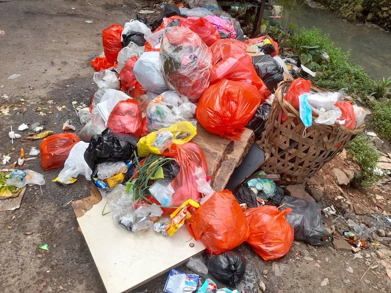 piles of garbage on the street in Puerto Vallarta
 